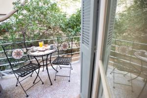 balkon ze stołem i krzesłami w obiekcie Blue Ark Lavish Sauna Suite w Atenach
