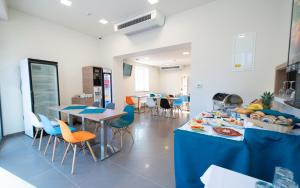 kuchnia ze stołem z jedzeniem w obiekcie Hotel Szeghalom w mieście Szeghalom