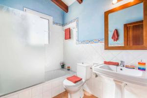 A bathroom at Villa Fuegosol