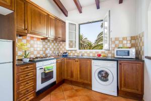 A kitchen or kitchenette at Villa Fuegosol