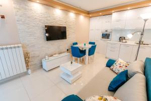 uma sala de estar com um sofá e uma mesa em Turist Apartment em Niš