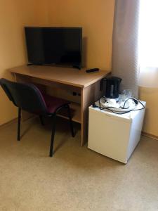 biurko z komputerem i krzesłem w pokoju w obiekcie Kambarių nuoma - Neveronys SAURIDA w mieście Neveronys
