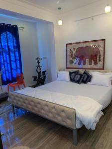 ein Schlafzimmer mit einem großen Bett in einem Zimmer in der Unterkunft Boraj Haveli Guest House in Udaipur