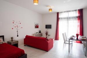 Postel nebo postele na pokoji v ubytování Seafront apartment between Valletta and Sliema