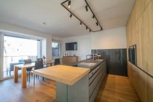 eine Küche mit Tisch und ein Esszimmer in der Unterkunft Moderne trifft Tradition im Herzen Wiens in Wien