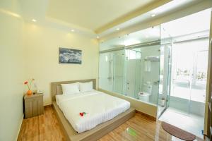 Postel nebo postele na pokoji v ubytování Nhật Nguyên Hotel