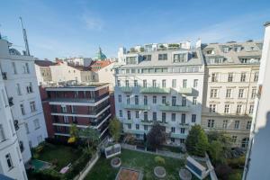 ein Blick auf eine Stadt mit Gebäuden und Bäumen in der Unterkunft Moderne trifft Tradition im Herzen Wiens in Wien