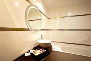 a bathroom with a sink and a mirror and a tub at Luces del Poniente in Cercedilla