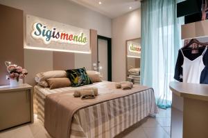 vestidor con cama en una tienda en SI Rimini Hotel, en Rímini