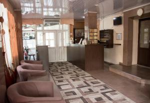 阿拉木圖的住宿－阿斯塔納酒店，大厅设有椅子和柜台