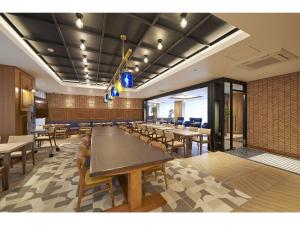 Sotetsu Fresa Inn Kamakura-Ofuna Higashiguchi餐厅或其他用餐的地方