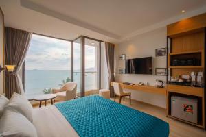 Habitación de hotel con cama y vistas al océano en Navada Beach Hotel, en Nha Trang