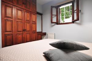 A bed or beds in a room at BLUE GREY cottage