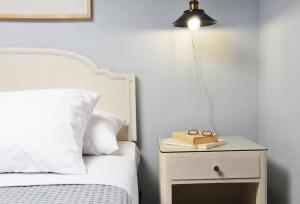 A bed or beds in a room at BLUE GREY cottage