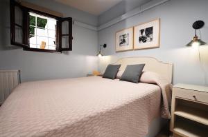 A bed or beds in a room at BLUE GREY cottage