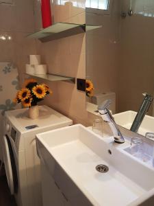 bagno con lavandino e specchio di Amazing Ocean Views - First Line Sunset - Free Wifi ad Amadores