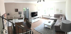 Landhaus في هيبنهايم ان در بيرغستراسيه: غرفة معيشة مع أريكة وطاولة