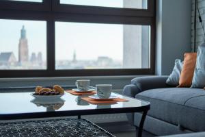 弗次瓦夫的住宿－Lux Apartment Center，咖啡桌,有两杯和一碗食物