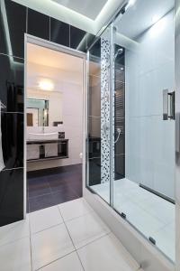 弗次瓦夫的住宿－Lux Apartment Center，一间带玻璃淋浴和水槽的浴室