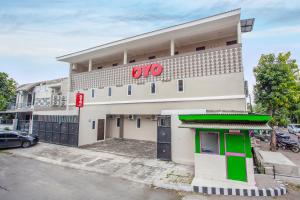 a building with a qo sign on the side of it at Capital O 134 Lg Residence in Surabaya