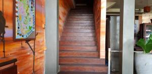 drewniana klatka schodowa w budynku z korytarzem w obiekcie Sunset Colony Beach Resort w mieście Galle