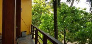 balkon domu z palmą w obiekcie Sunset Colony Beach Resort w mieście Galle