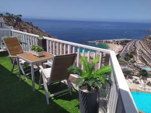 balcone con tavolo, sedie e vista sull'oceano di Amazing Ocean Views - First Line Sunset - Free Wifi ad Amadores