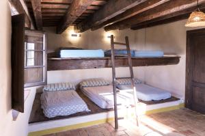 Postel nebo postele na pokoji v ubytování Masia Mediterranian Country House Ca l'Isidre Torrent