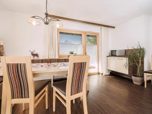 jadalnia ze stołem i dwoma krzesłami w obiekcie Apartment Aschenwald Elisabeth w mieście Ramsau im Zillertal +37 zdjęć