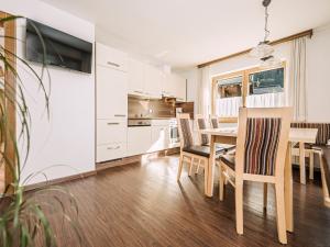kuchnia i jadalnia ze stołem i krzesłami w obiekcie Apartment Aschenwald Elisabeth w mieście Ramsau im Zillertal