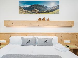 sypialnia z białym łóżkiem z górami w tle w obiekcie Apartment Aschenwald Elisabeth w mieście Ramsau im Zillertal