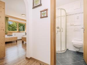łazienka z prysznicem i toaletą w obiekcie Apartment Aschenwald Elisabeth w mieście Ramsau im Zillertal