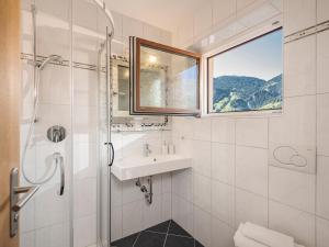 biała łazienka z umywalką i oknem w obiekcie Apartment Aschenwald Elisabeth w mieście Ramsau im Zillertal
