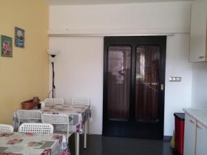 Habitación con puerta negra, mesas y sillas en Mira Rent House, en Varsovia