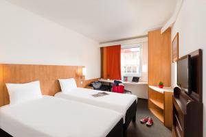 Postel nebo postele na pokoji v ubytování Ibis Praha Mala Strana