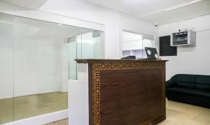 TV a/nebo společenská místnost v ubytování Treebo Luxe Suite, Shivaji Nagar