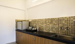 Kuchyň nebo kuchyňský kout v ubytování Treebo Luxe Suite, Shivaji Nagar