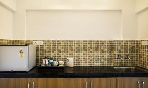 Kuchyň nebo kuchyňský kout v ubytování Treebo Luxe Suite, Shivaji Nagar