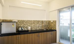 Kuchyň nebo kuchyňský kout v ubytování Treebo Luxe Suite, Shivaji Nagar
