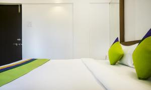Postel nebo postele na pokoji v ubytování Treebo Luxe Suite, Shivaji Nagar