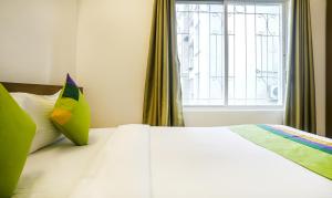Postel nebo postele na pokoji v ubytování Treebo Luxe Suite, Shivaji Nagar