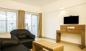 TV a/nebo společenská místnost v ubytování Treebo Luxe Suite, Shivaji Nagar
