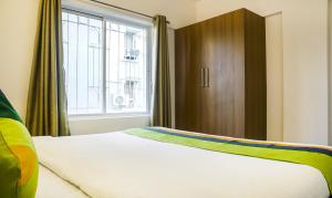 Postel nebo postele na pokoji v ubytování Treebo Luxe Suite, Shivaji Nagar