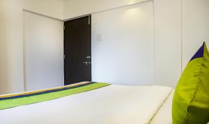 Postel nebo postele na pokoji v ubytování Treebo Luxe Suite, Shivaji Nagar