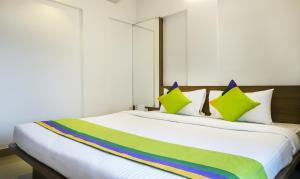 Postel nebo postele na pokoji v ubytování Treebo Luxe Suite, Shivaji Nagar