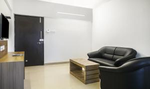 TV a/nebo společenská místnost v ubytování Treebo Luxe Suite, Shivaji Nagar