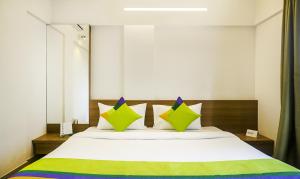 Postel nebo postele na pokoji v ubytování Treebo Luxe Suite, Shivaji Nagar
