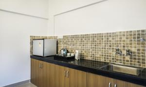 Kuchyň nebo kuchyňský kout v ubytování Treebo Luxe Suite, Shivaji Nagar