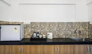 Kuchyň nebo kuchyňský kout v ubytování Treebo Luxe Suite, Shivaji Nagar