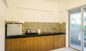 Kuchyň nebo kuchyňský kout v ubytování Treebo Luxe Suite, Shivaji Nagar
